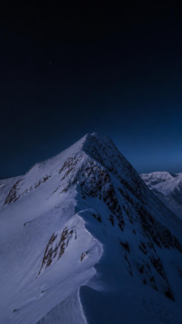Snow ridge at blue hour wallpaper